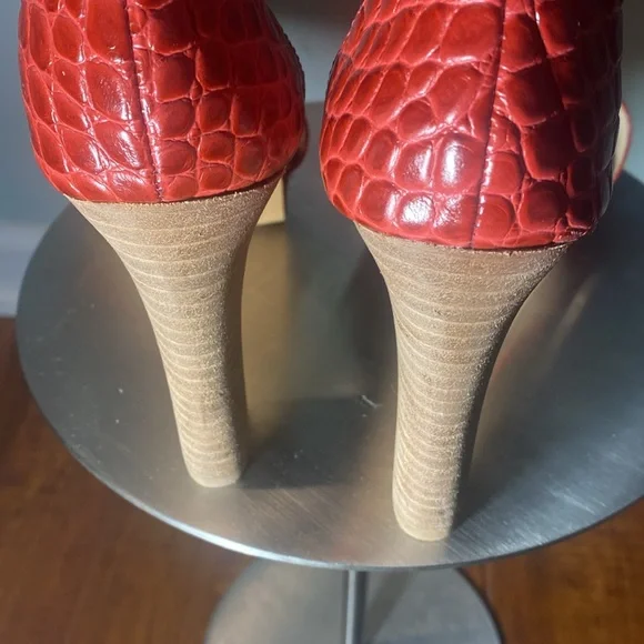 NEW VINCE CAMUTO RED ALLIGATOR LEATHER SANDAL - Picture 6 of 12